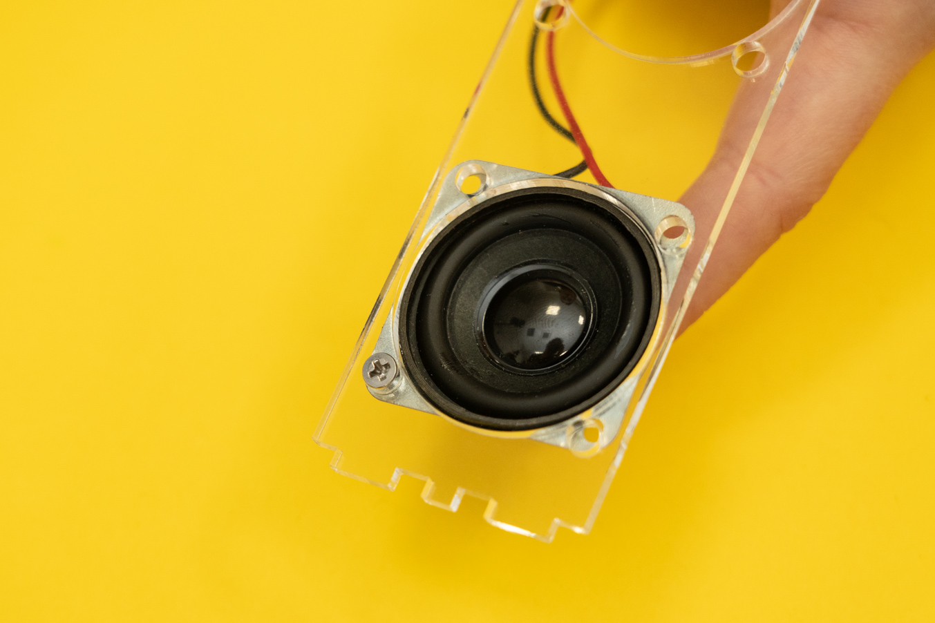 Place the speaker from the bottom of the casing layer and insert the metal bolt from the upper side.